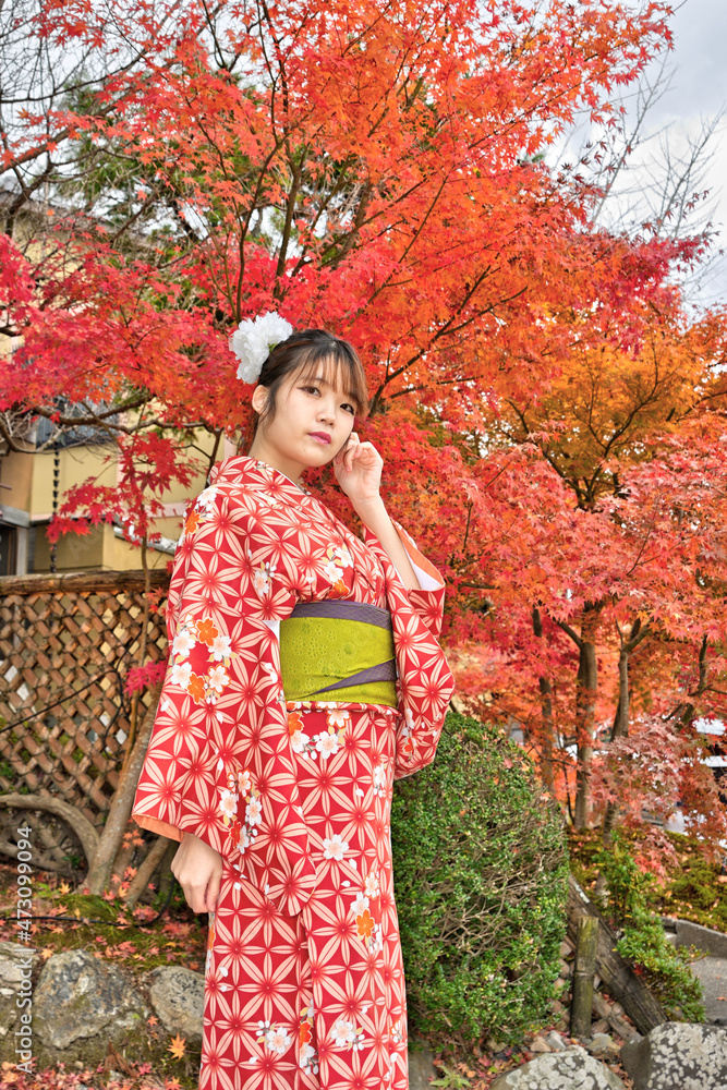 紅葉と和服の女性