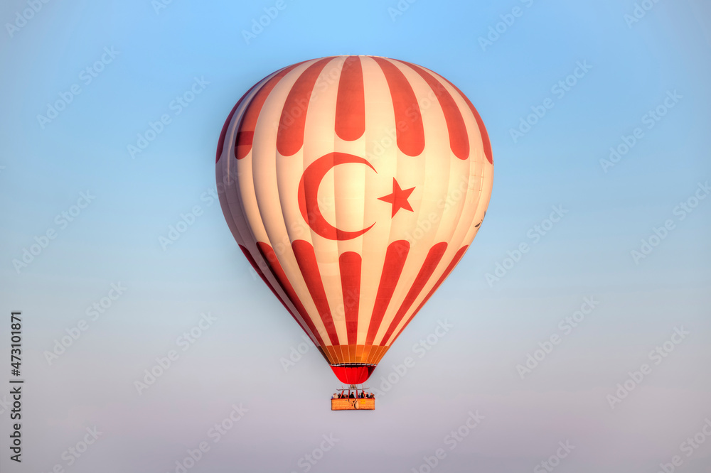 Obraz premium Hot air balloon flying over the valley at Cappadocia, Turkey