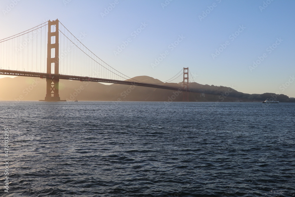 Naklejka premium Amazing walk at the Golden Gate Bridge in San Francisco, United States of America. What a wonderful place in the Bay Area. Epic sunset and an amazing scenery. One of the most famous place in the world