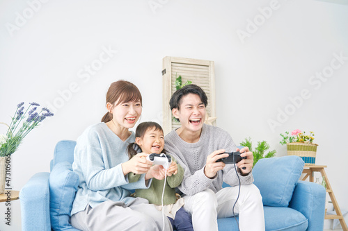 テレビゲームする家族　リビング photo