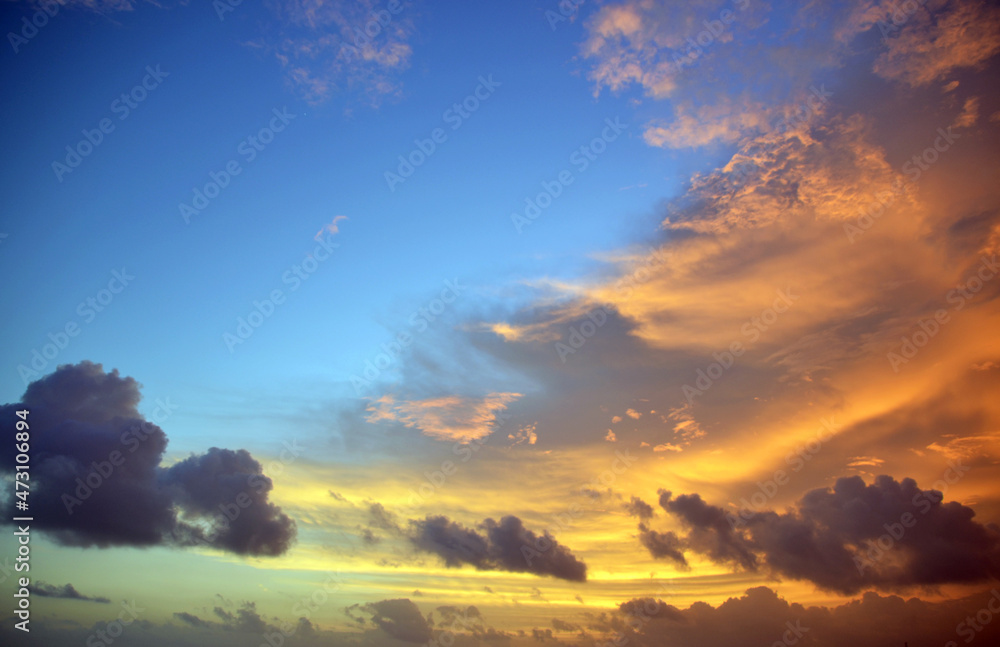 Naklejka premium beautiful sunset in the sky with clouds