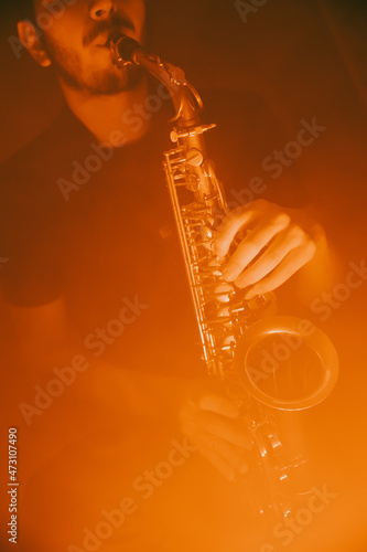 Canvas Print jeune musicien qui joue du saxophone