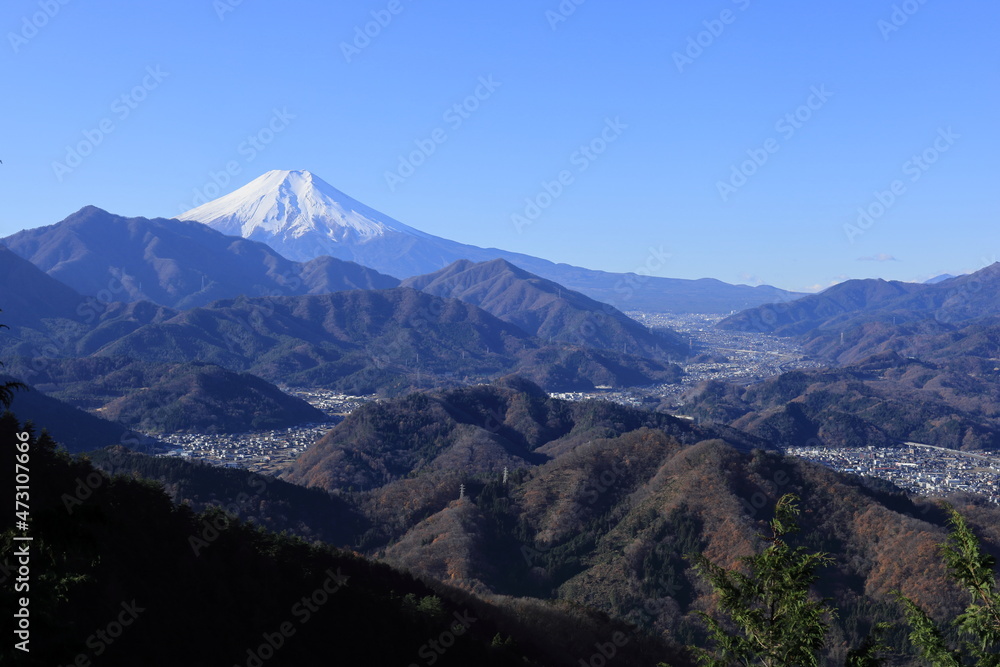 麓の町と富士山
