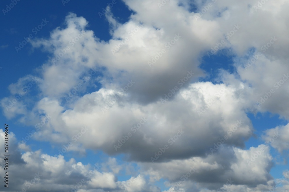 Fototapeta premium Beautiful cloudscape in blue sky, natural clouds background