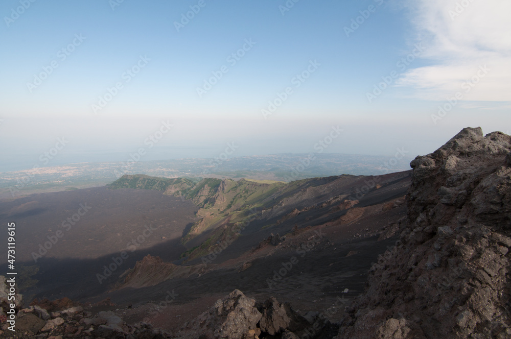 Vista paesaggio della Vallata del Vulcano Etna con rocce in primo piano
