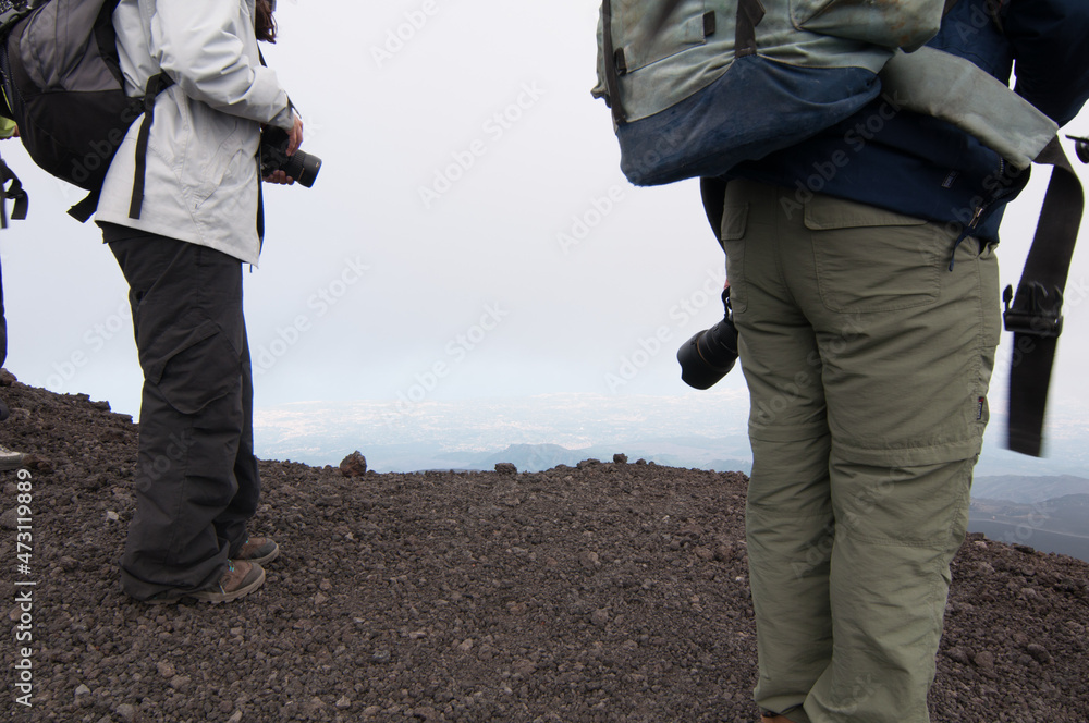 Particolare di escursionisti sul vulcano Etna Particolare di escursionisti sul vulcano Etna