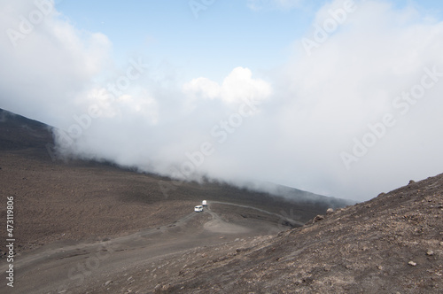 Vista del paesaggio vulcanico Etna con auto fuori strada