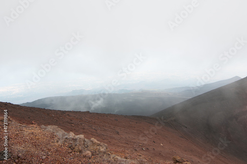 Vista del paesaggio vulcanico Etna con nebbia