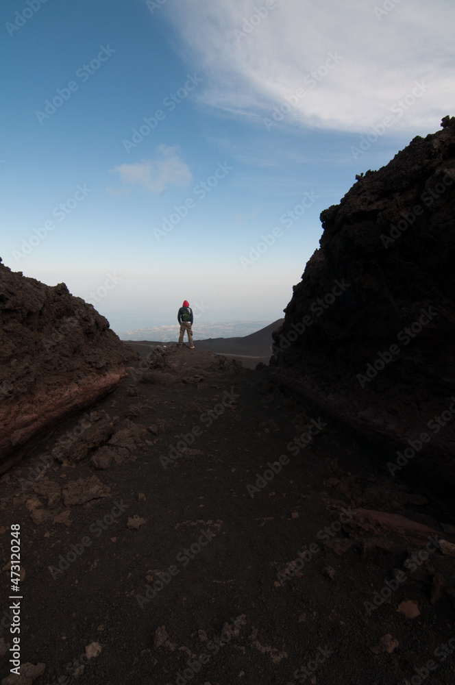 Uomo in solitaria tra le rocce dell'Etna