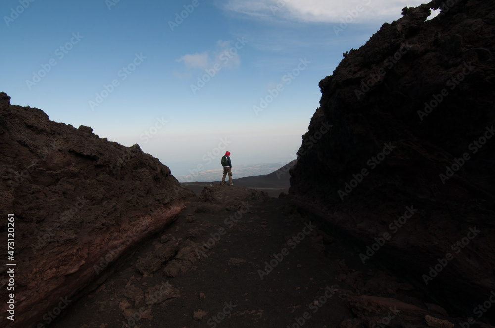 Uomo in solitaria tra le rocce dell'Etna