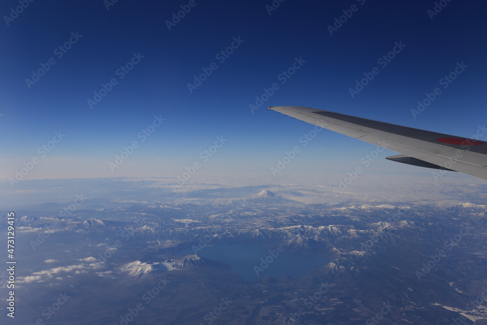 Fototapeta premium 空から見た冬の支笏湖と羊蹄山