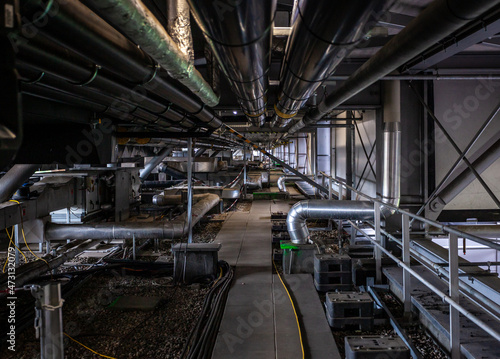 metal construction of a large industrial hall © edojob