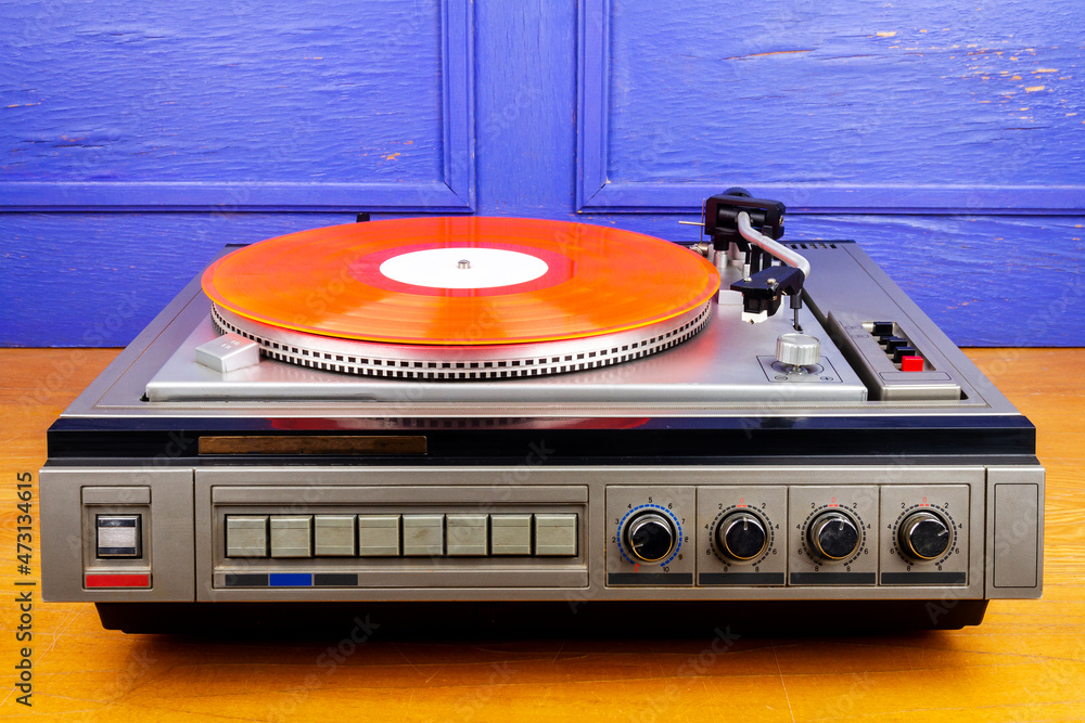 Obraz premium Vintage turntable vinyl record player with red vinyl