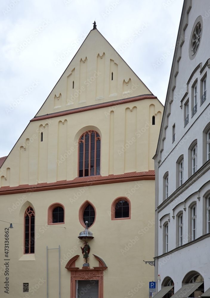 Fototapeta premium Historische Kirche in der Altstadt von Bamberg, Franken, Bayern
