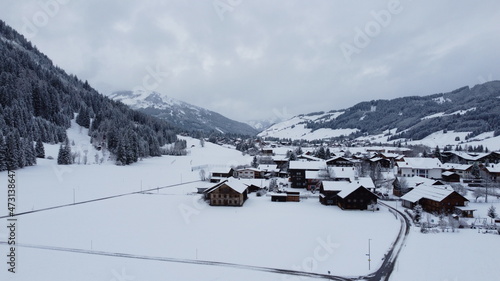 pueblo rodeado de montaña cubierto de nieve.