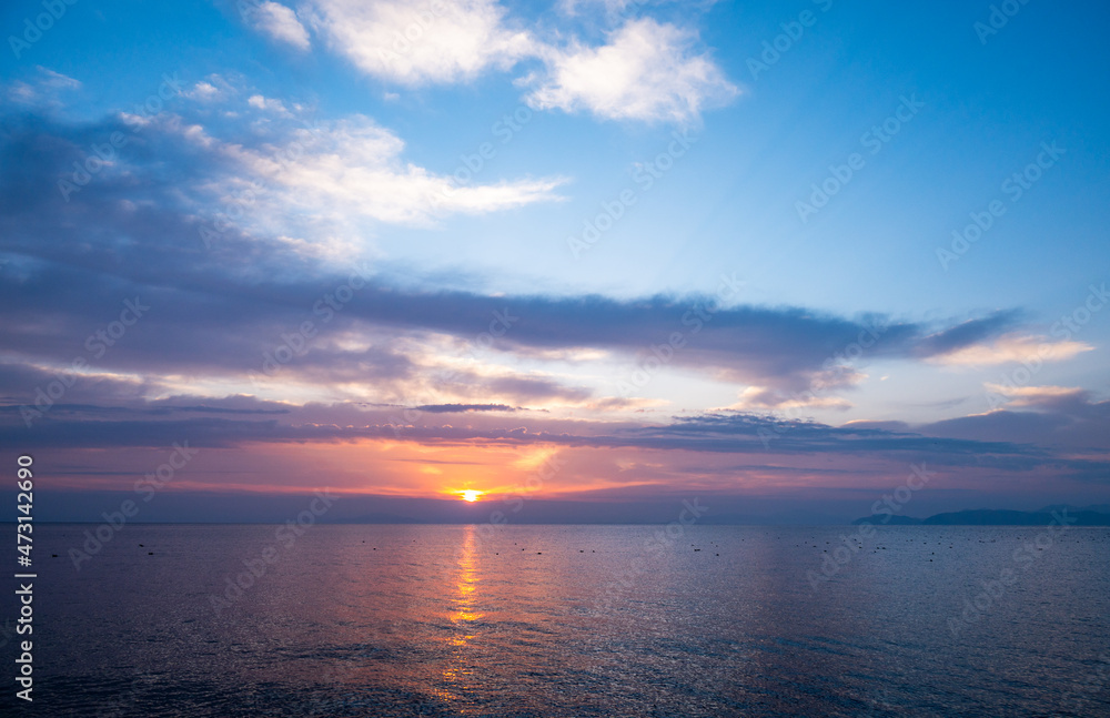 琵琶湖に昇る朝日の写真