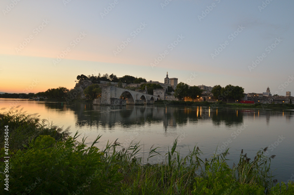 Il fiume Rodano all'alba con la città di Avignone sullo sfondo