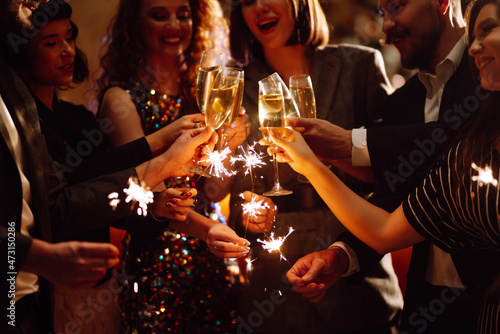 Canvastavla Sparkling sparklers in the hands of young friends