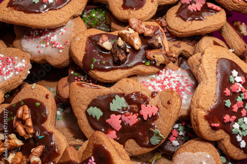 pierniki świąteczne ozdobione czekoladą i posypką domowej roboty na Boże Narodzenie