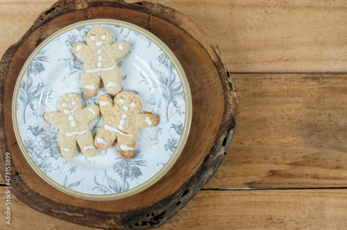 Christmas biscuits inside a plate on the table