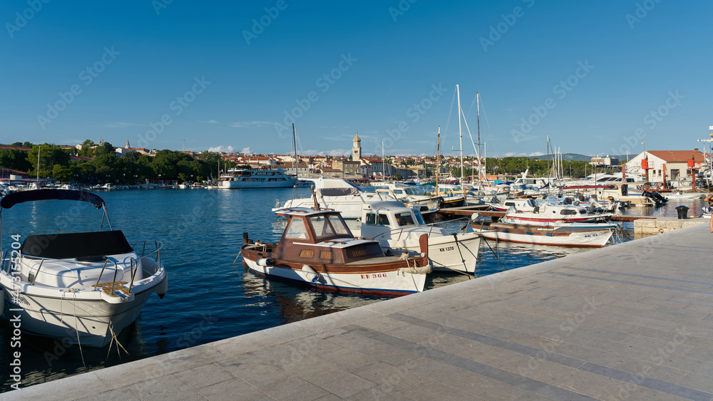 Hafen der Stadt Krk an der Adria in Kroatien mit der Altstadt im Hintergrund 