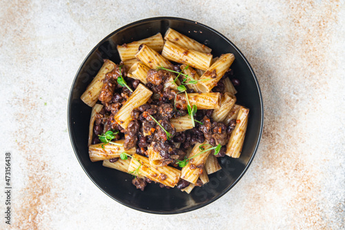 Photos fagioli pasta with beans rigatoni or tortiglioni Italian food healthy meal diet snack on the table copy space food background rustic