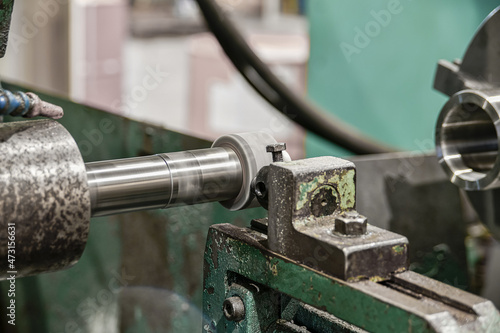 Dressing and turning of an abrasive grinding wheel with a diamond pencil.