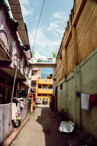 Uliczki w biednej dzielnicy, slumsy, biedna okolica.