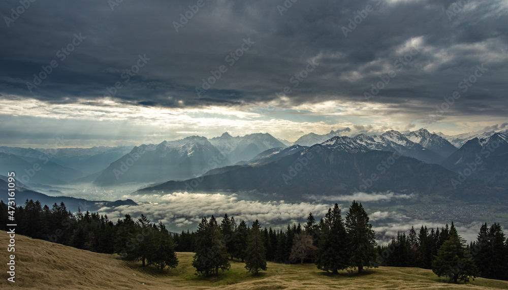 Obraz premium Wolkenstimmung an einem Spätherbstag über dem Walgau mit Blick Richtung Rätikon
