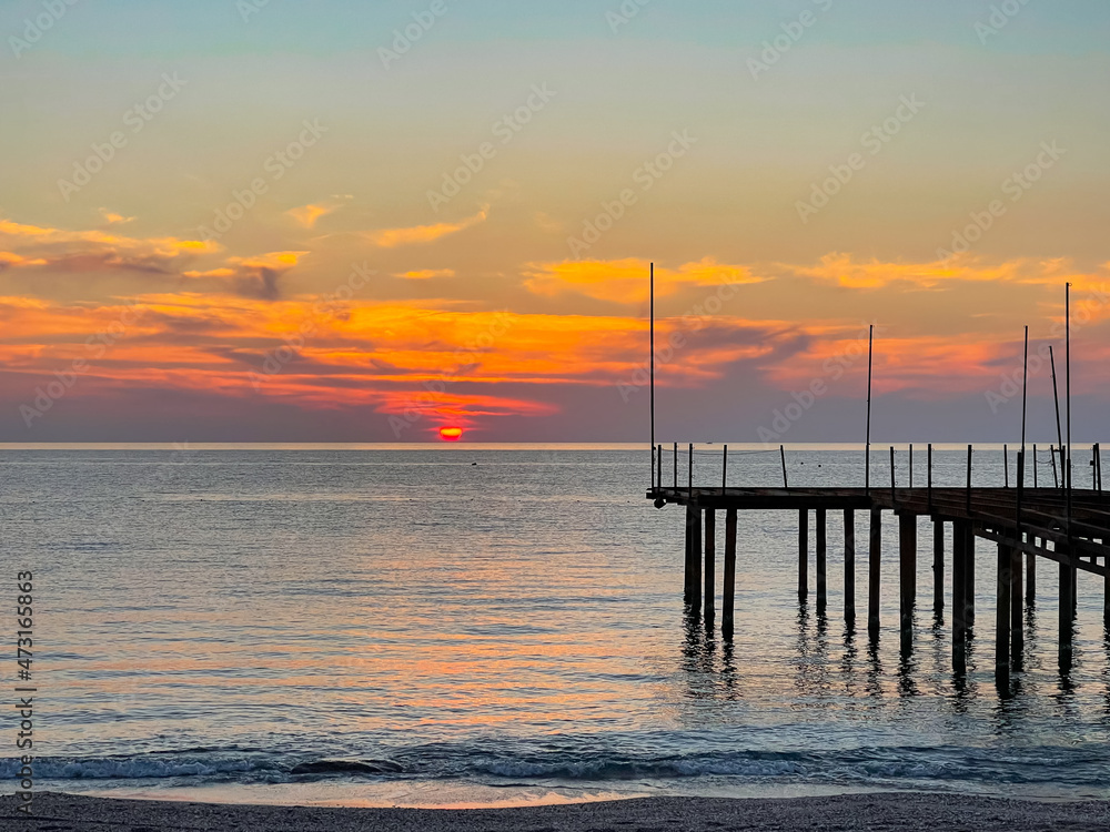 Obraz premium Sunset sun on the Mediterranean coast in Antalya, Turkey