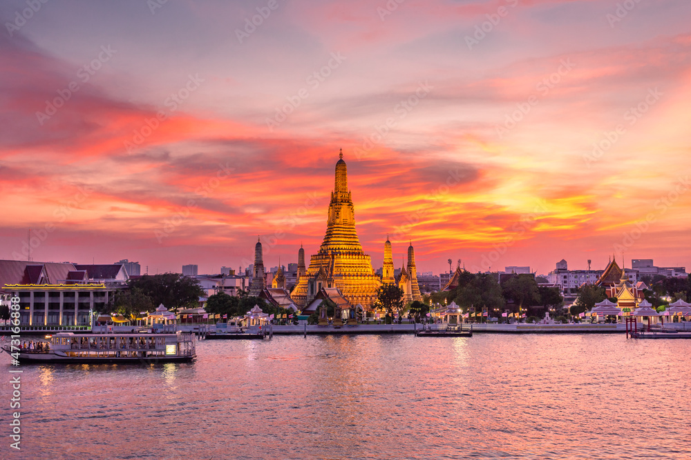 Naklejka premium Wat Arun or Temple of dawn, beautiful sky after the sunset, Bangkok,Thailand