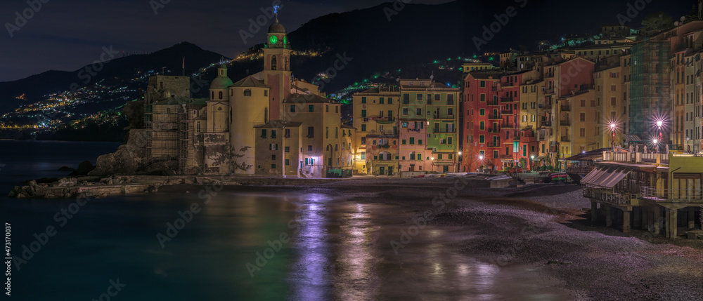 Naklejka premium Camogli by night