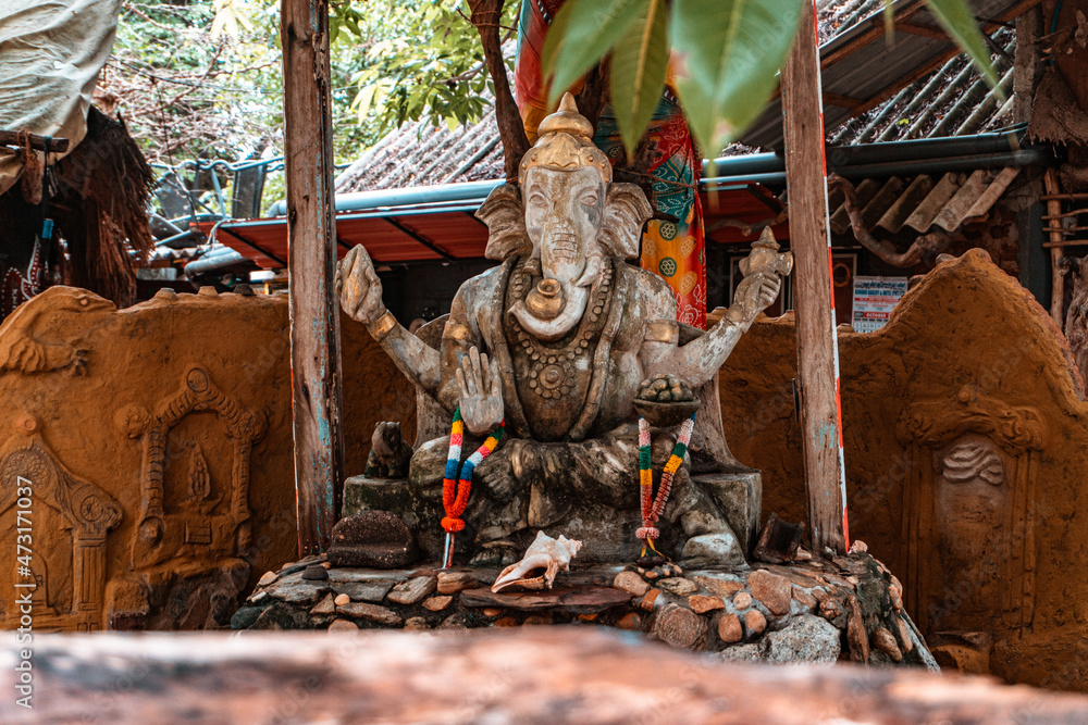 Posąg Ganeshy, hinduskie bóstwo w świątynnym ogrodzie. - obrazy, fototapety, plakaty 