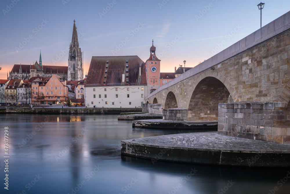 Dom und steinerne Brücke in Regensburg bei Sonnenuntergang im Winter 