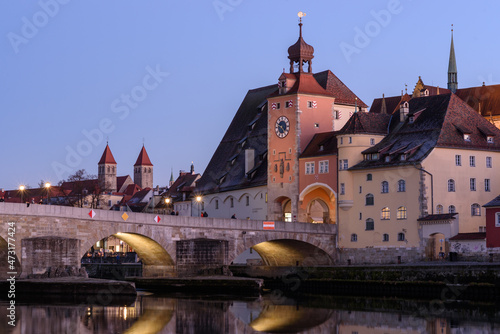  Steinerne Brücke Regensburg abends zur blauen Stunde im Winter