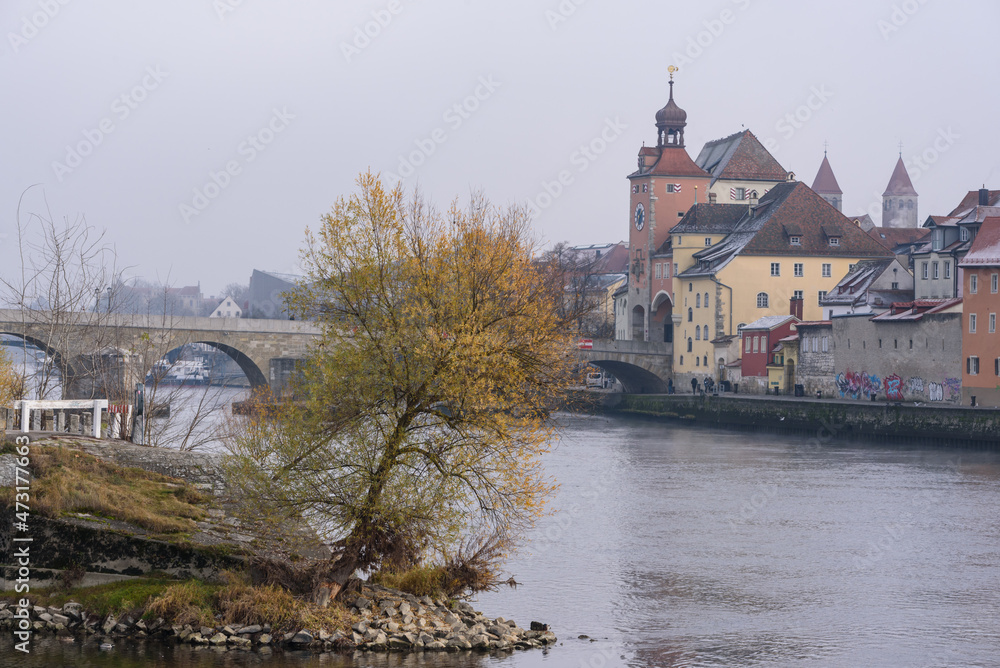 Regensburg Blick sauf Steinterne Brücke  mit Brückturm im Nebel  im Herbst