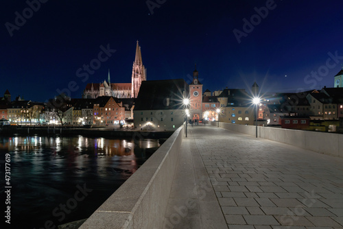 Dom und steinerne Br  cke in Regensburg ind er Nacht