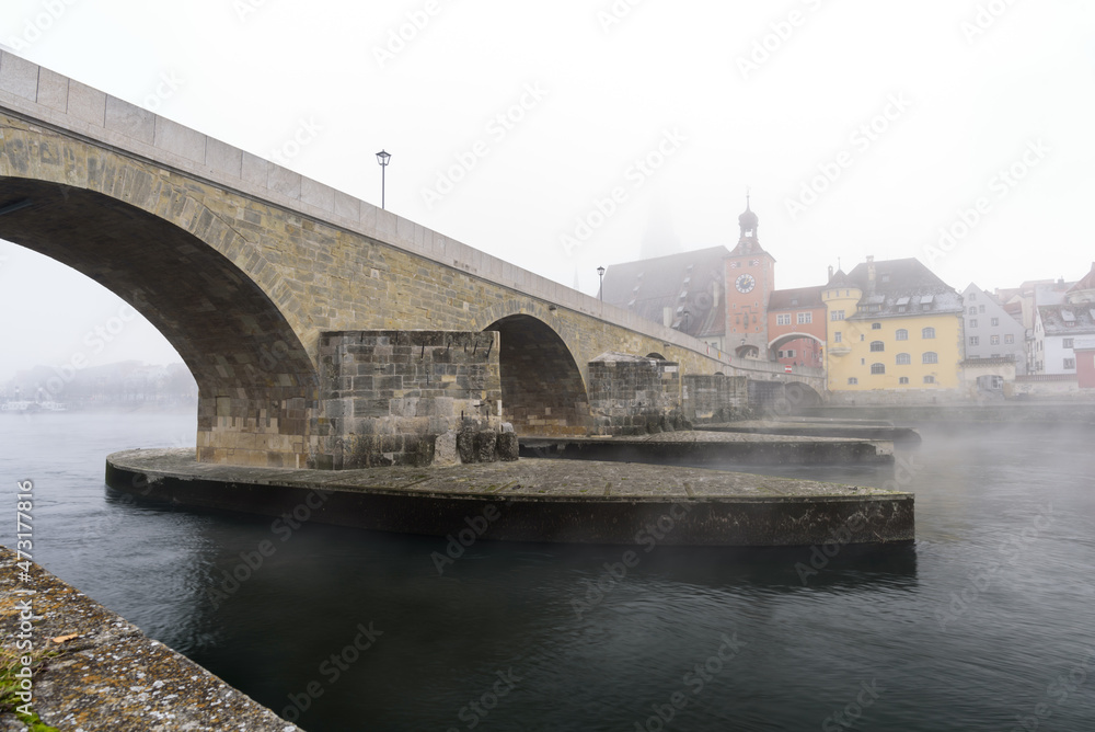 Steinerne Brücke Regensburg im Nebel im Winter 