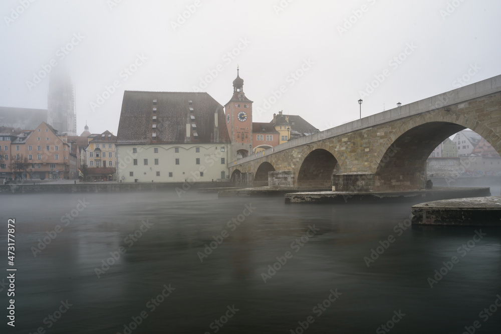 Steinerne Brücke Regensburg im Nebel im Winter 