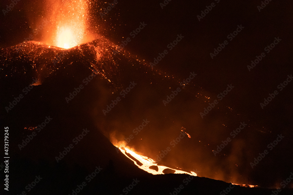 Cumbre Vieja / La Palma (Canary Islands) 2021/10/24. 
Night view of the main cone of the Cumbre Vieja volcano eruption.