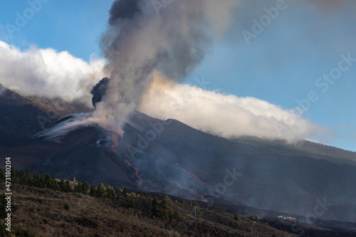 Cumbre Vieja / La Palma (Canary Islands) 2021/10/25. General view of the Cumbre Vieja volcano eruption with the two most active lava vents. One throws white smoke, the other one, black. © Albert