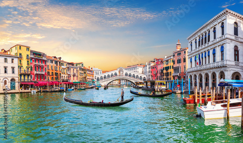 Venice Grand Canal, view of the Rialto Bridge and gondoliers, Italy © AlexAnton