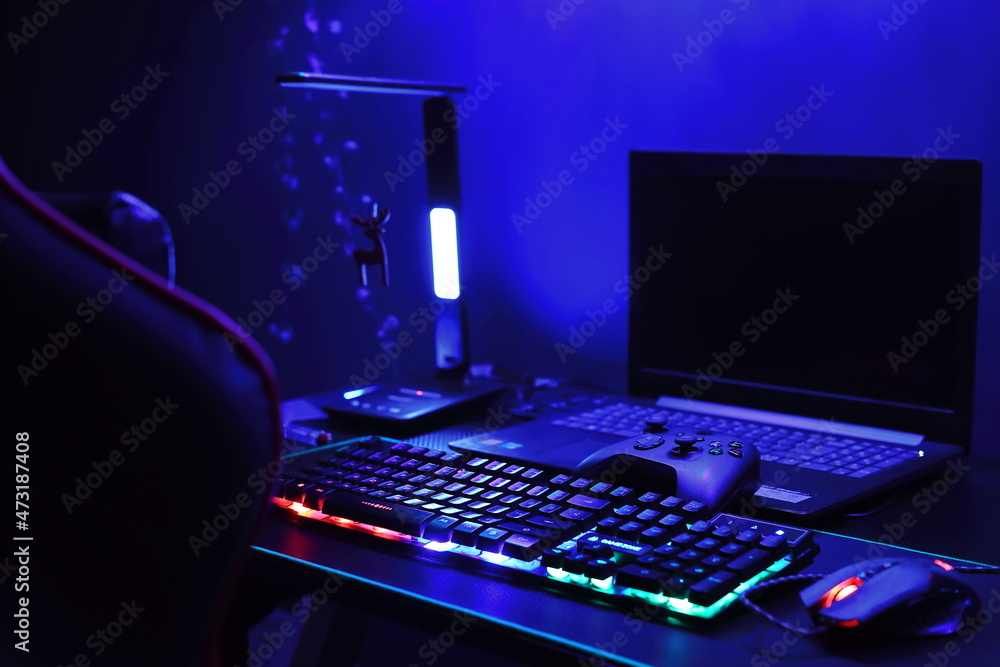 Gaming keyboard with LED backlit. Klawiatura do gier z podświetleniem LED. - obrazy, fototapety, plakaty 