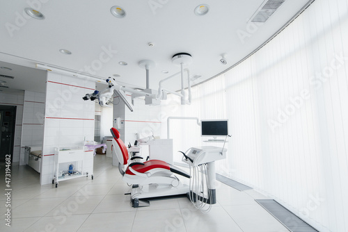 Fototapeta Naklejka Na Ścianę i Meble -  Beautiful modern and high-tech dental office in white tones. Dentistry. Microsurgery and prosthetics of teeth, treatment and teeth whitening. Radiology, panoramic scanner.