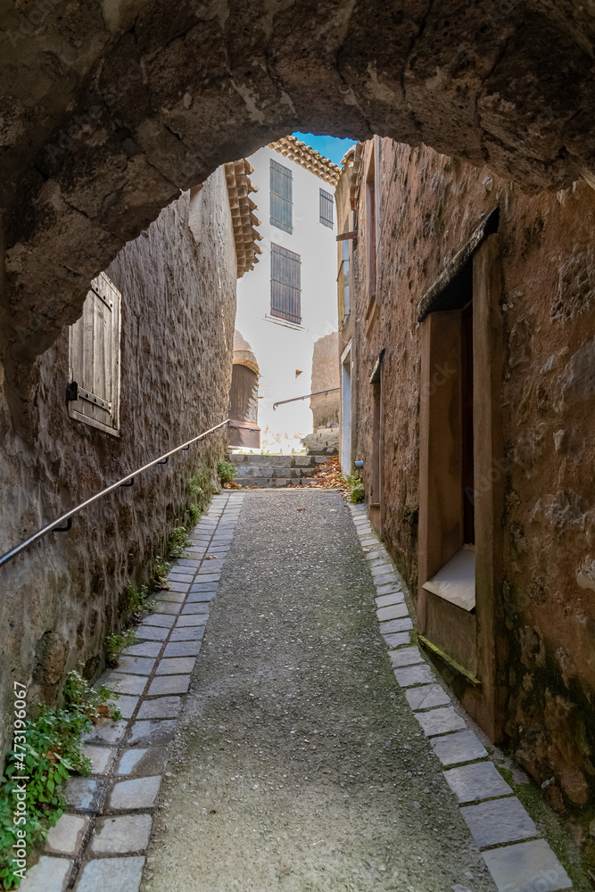 Obraz premium Saint-Guilhem-le-Desert in France, view of the village, typical street and houses