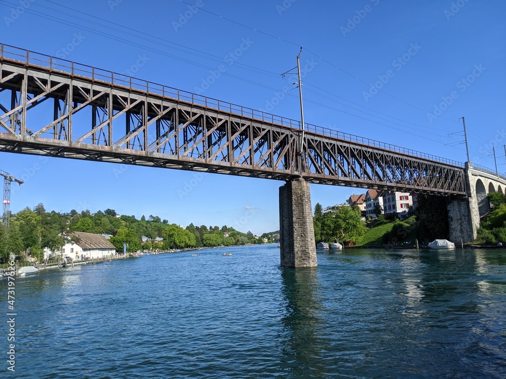 Eine Eisenbahnbrücke über dem Rhein zwischen Deutschland und der Schweiz