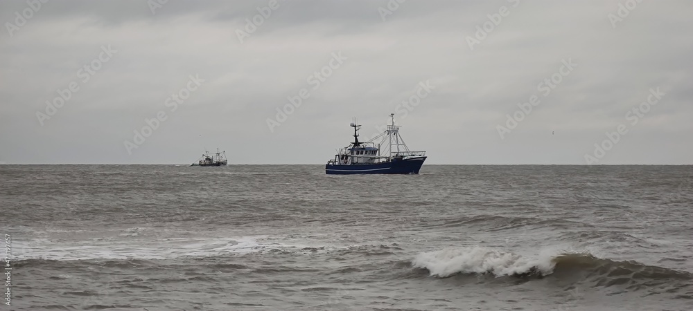 Zwei Fischkutter auf der dänischen Nordsee Zwei Fischkutter auf der dänischen Nordsee