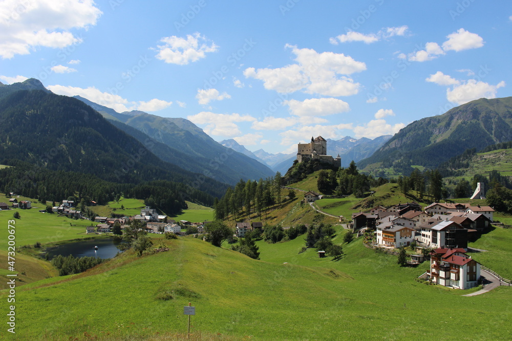 Der Blick auf das Schloss Tarasp im Engadin in der Schweiz