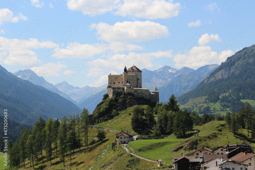 Der Blick auf das Schloss Tarasp im Engadin in der Schweiz