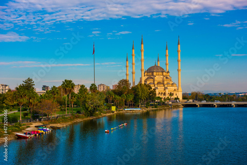 Tableau sur toile Sabanci Central Mosque (Turkish: Sabanci Merkez Cami) and Seyhan River in Adana, Turkey